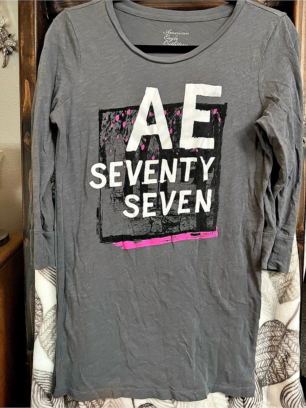 American Eagle Outfitters Graphic Long Sleeve Tee Gray Size Large. 3/4 length sl